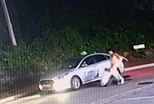 관사 주차장서 웃통 벗고 택시 기사 폭행하는 해군 부사관. 연합뉴스